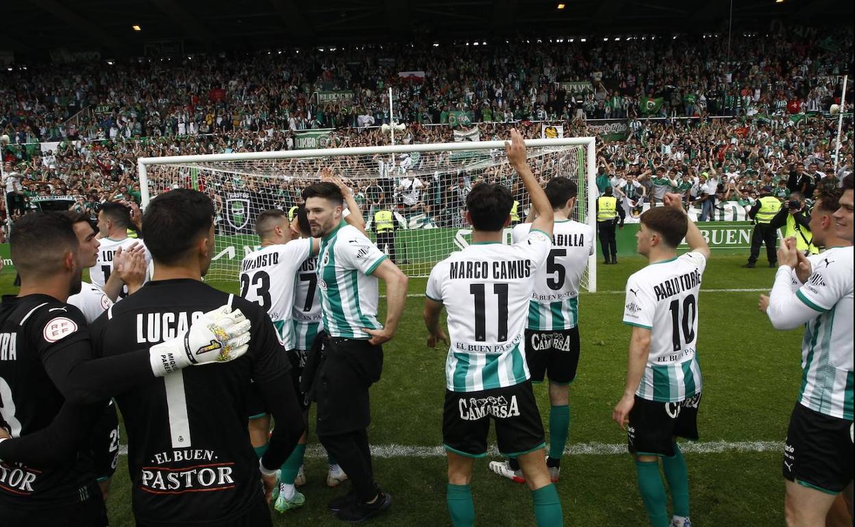 Los jugadores, al térmio del partido que les ha llevado a Segunda de nuevo.