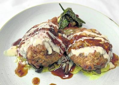 Imagen secundaria 1 - A la izquierda, escalopines de solomillo rellenos de queso y foie; y a la derecha, merluza rellena. 