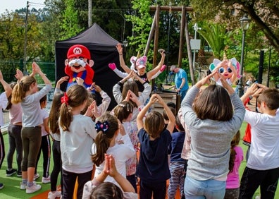 Imagen secundaria 1 - El acto contó con un montón de asistentes, sobre todo niños que disfrutaron de actividades de animación 