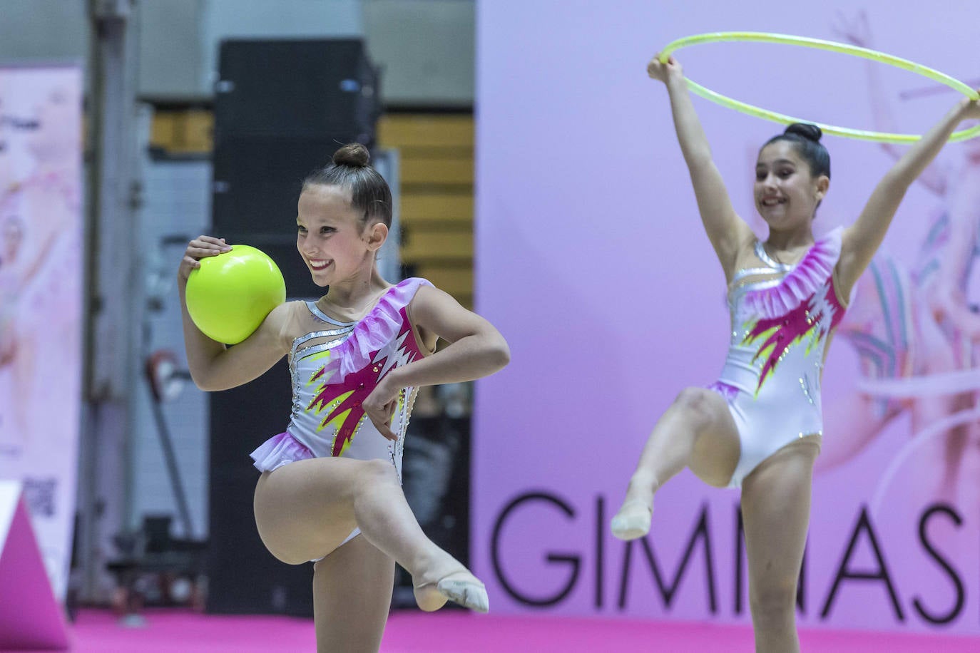 Las atletas derrocharon ganas y talento sobre la pista santanderina.