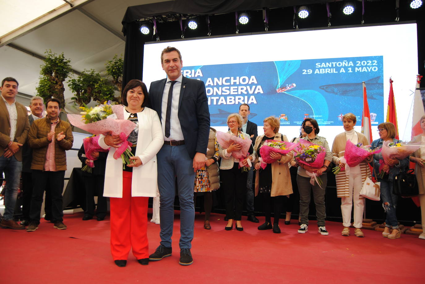 El Ayuntamiento de Santoña ha rendido un emotivo homenaje a 13 mujeres conserveras que se han jubilado desde la última feria, en 2019