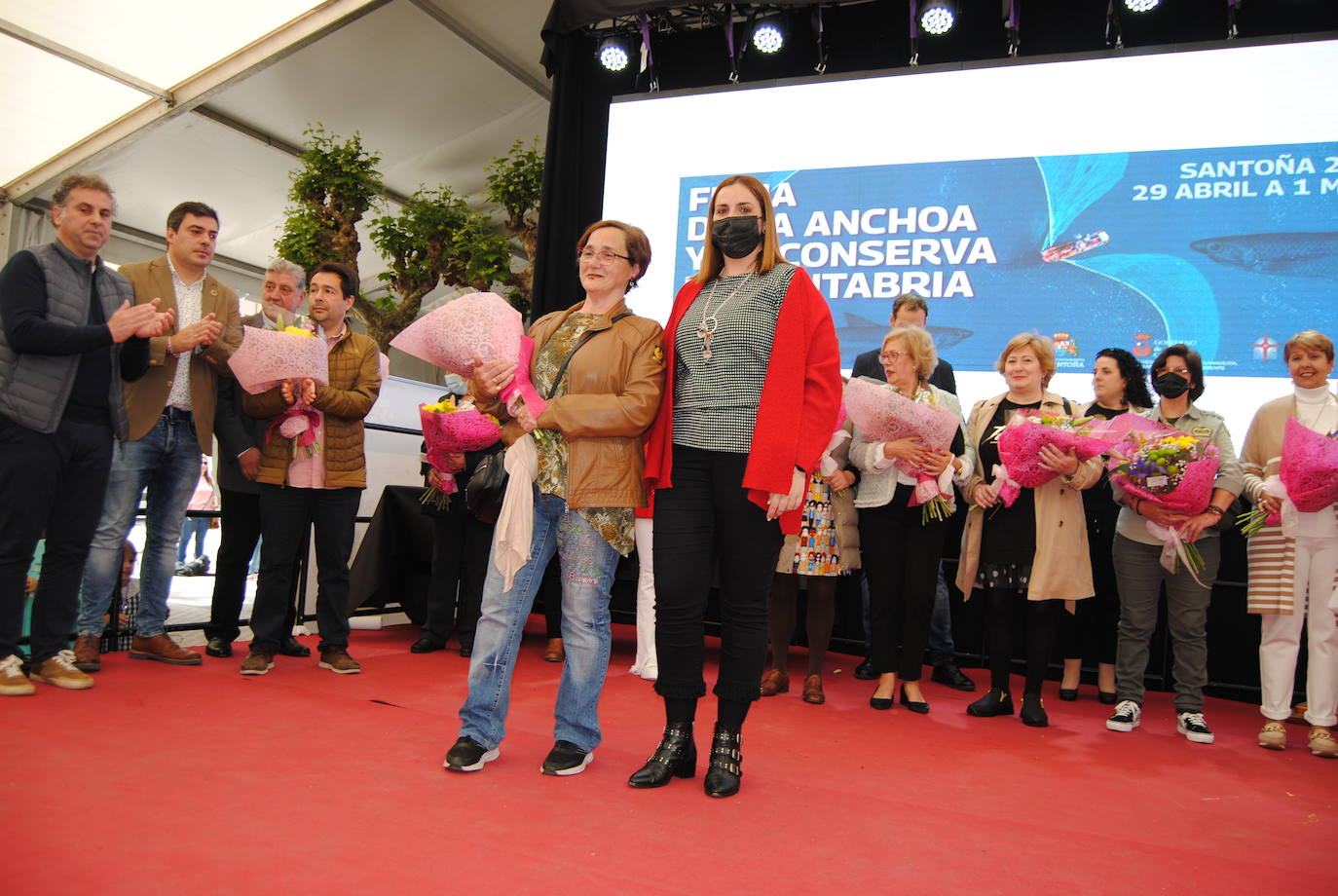 El Ayuntamiento de Santoña ha rendido un emotivo homenaje a 13 mujeres conserveras que se han jubilado desde la última feria, en 2019