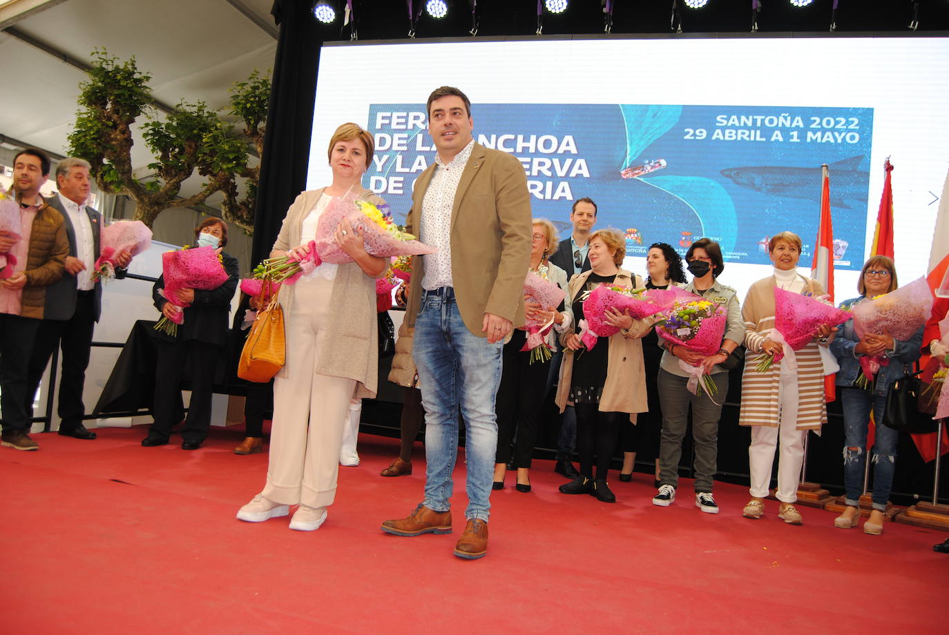 El Ayuntamiento de Santoña ha rendido un emotivo homenaje a 13 mujeres conserveras que se han jubilado desde la última feria, en 2019