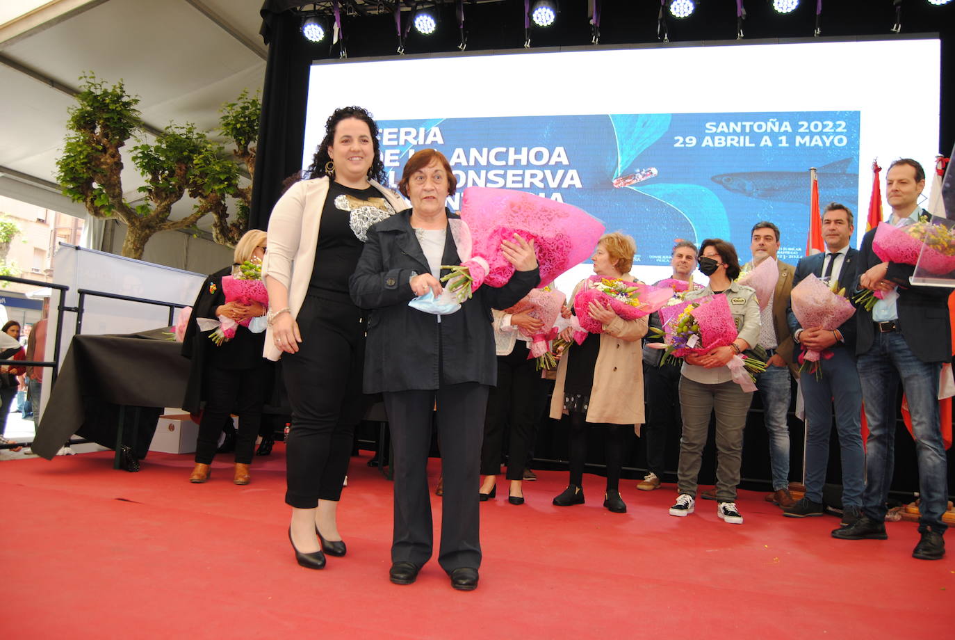 El Ayuntamiento de Santoña ha rendido un emotivo homenaje a 13 mujeres conserveras que se han jubilado desde la última feria, en 2019