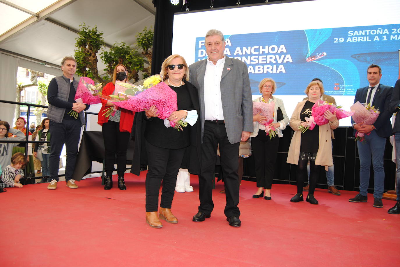 El Ayuntamiento de Santoña ha rendido un emotivo homenaje a 13 mujeres conserveras que se han jubilado desde la última feria, en 2019