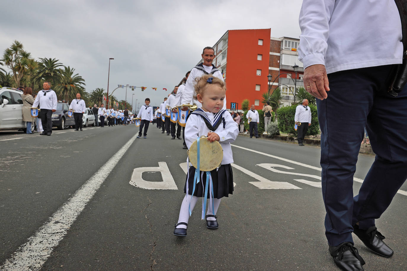 San Vicente de la Barquera recupera su procesión marítima tras dos años de paréntesis con una de sus ediciones más multitudinarias