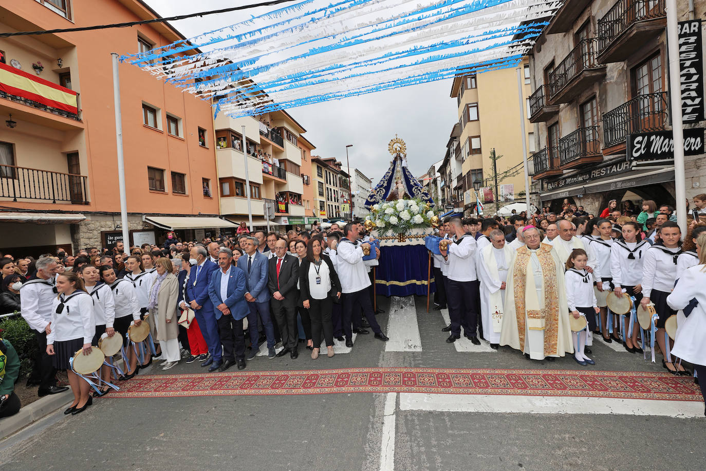 San Vicente de la Barquera recupera su procesión marítima tras dos años de paréntesis con una de sus ediciones más multitudinarias