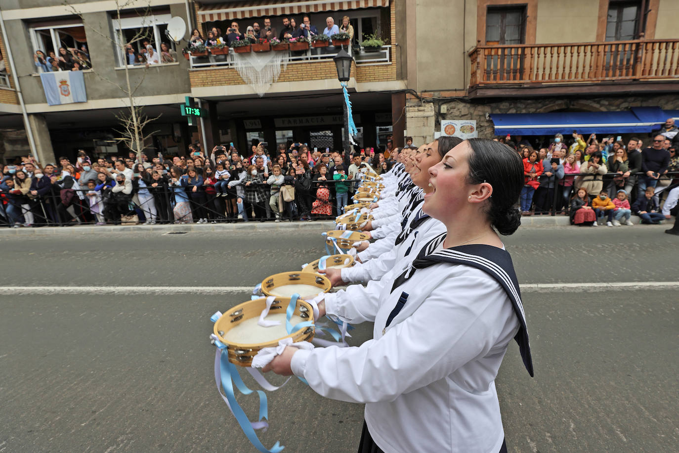 San Vicente de la Barquera recupera su procesión marítima tras dos años de paréntesis con una de sus ediciones más multitudinarias