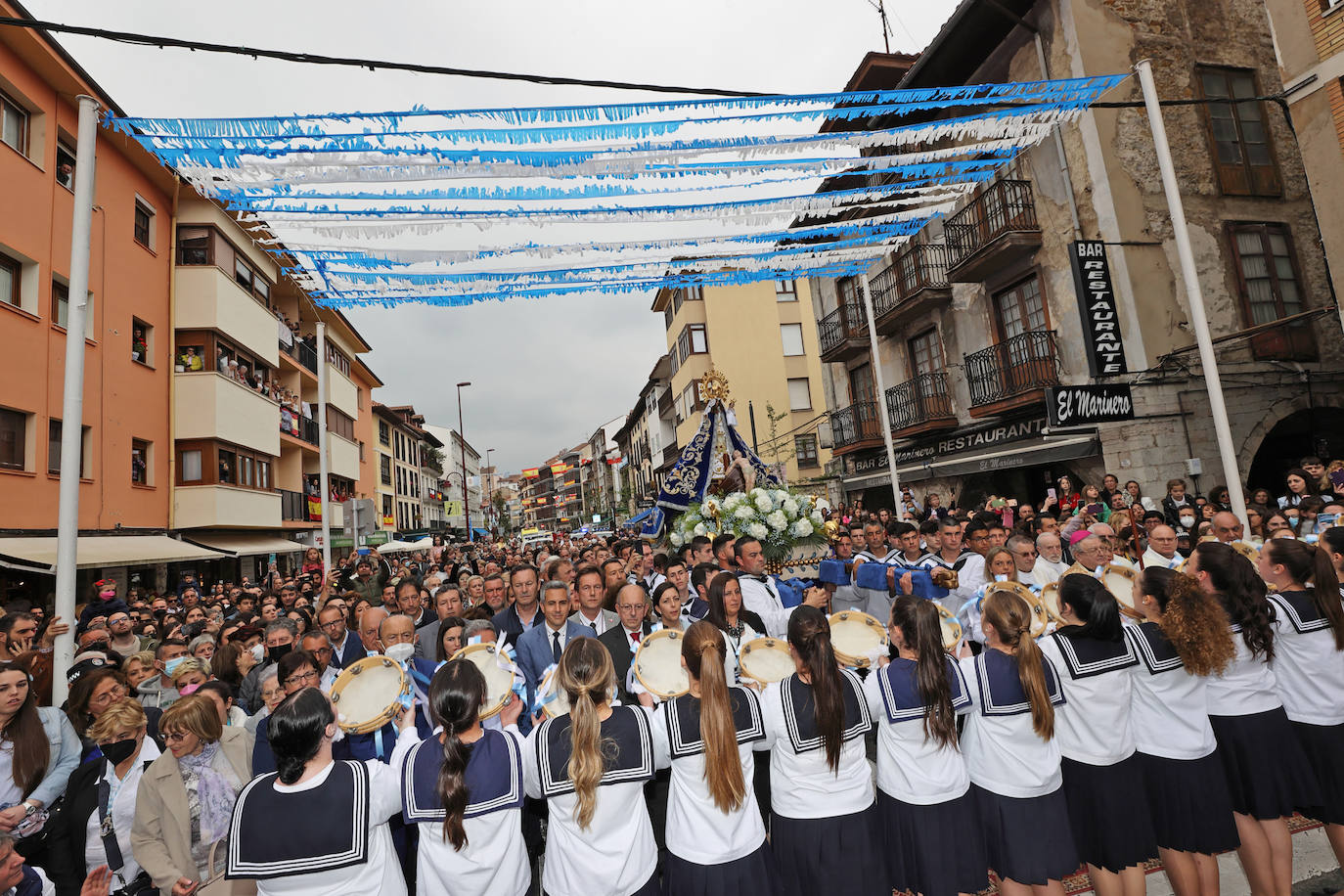 San Vicente de la Barquera recupera su procesión marítima tras dos años de paréntesis con una de sus ediciones más multitudinarias