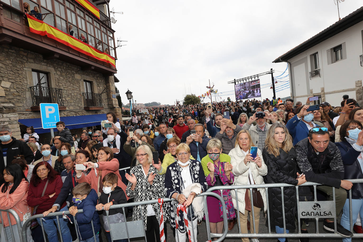 San Vicente de la Barquera recupera su procesión marítima tras dos años de paréntesis con una de sus ediciones más multitudinarias