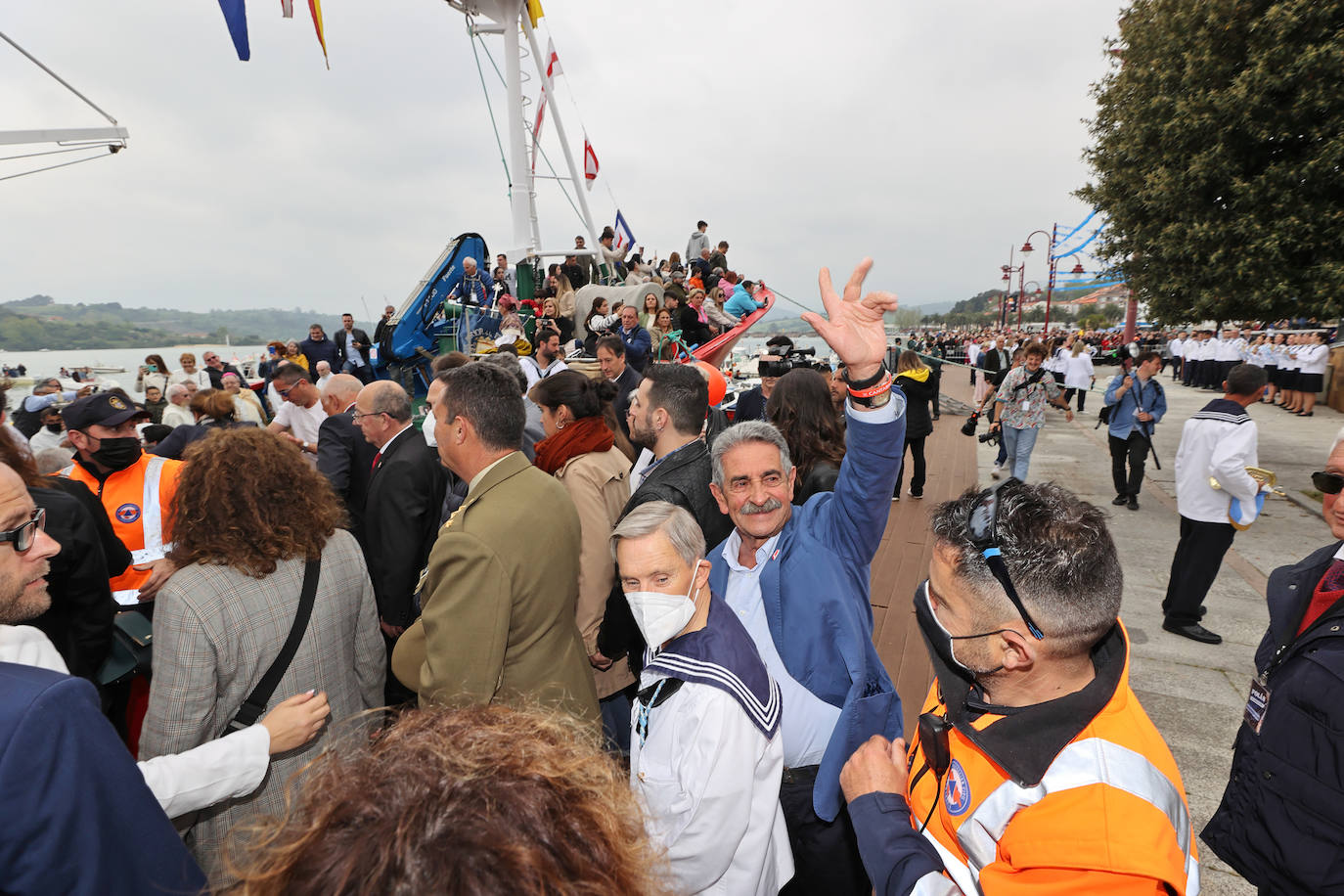 San Vicente de la Barquera recupera su procesión marítima tras dos años de paréntesis con una de sus ediciones más multitudinarias