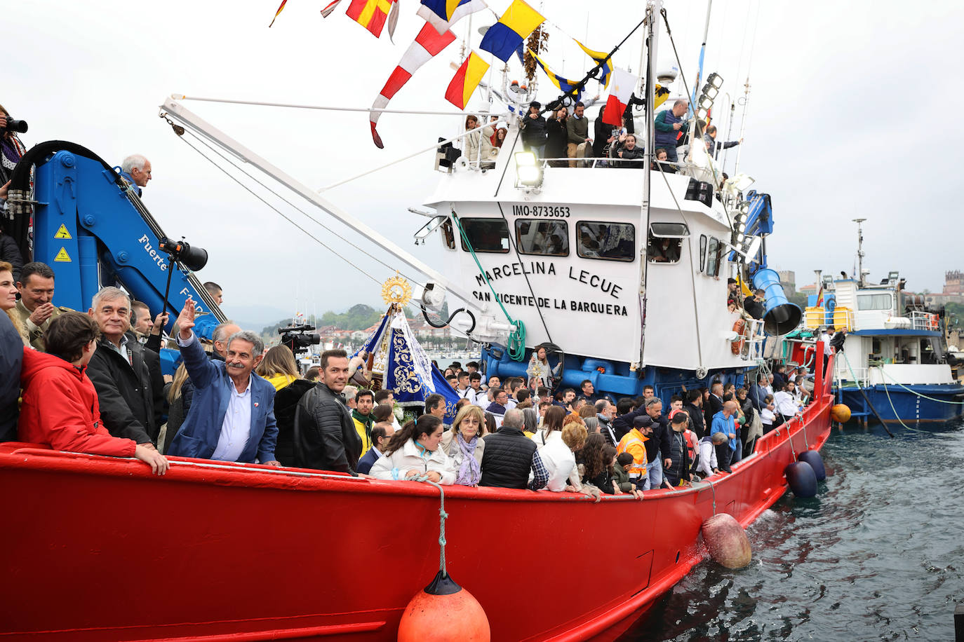 San Vicente de la Barquera recupera su procesión marítima tras dos años de paréntesis con una de sus ediciones más multitudinarias