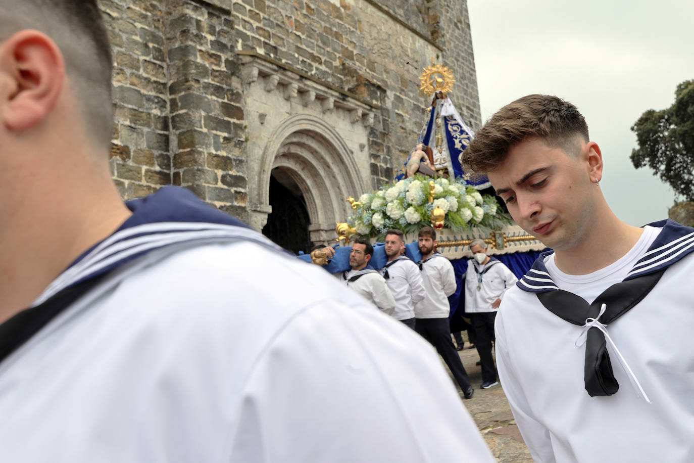 San Vicente de la Barquera recupera su procesión marítima tras dos años de paréntesis con una de sus ediciones más multitudinarias