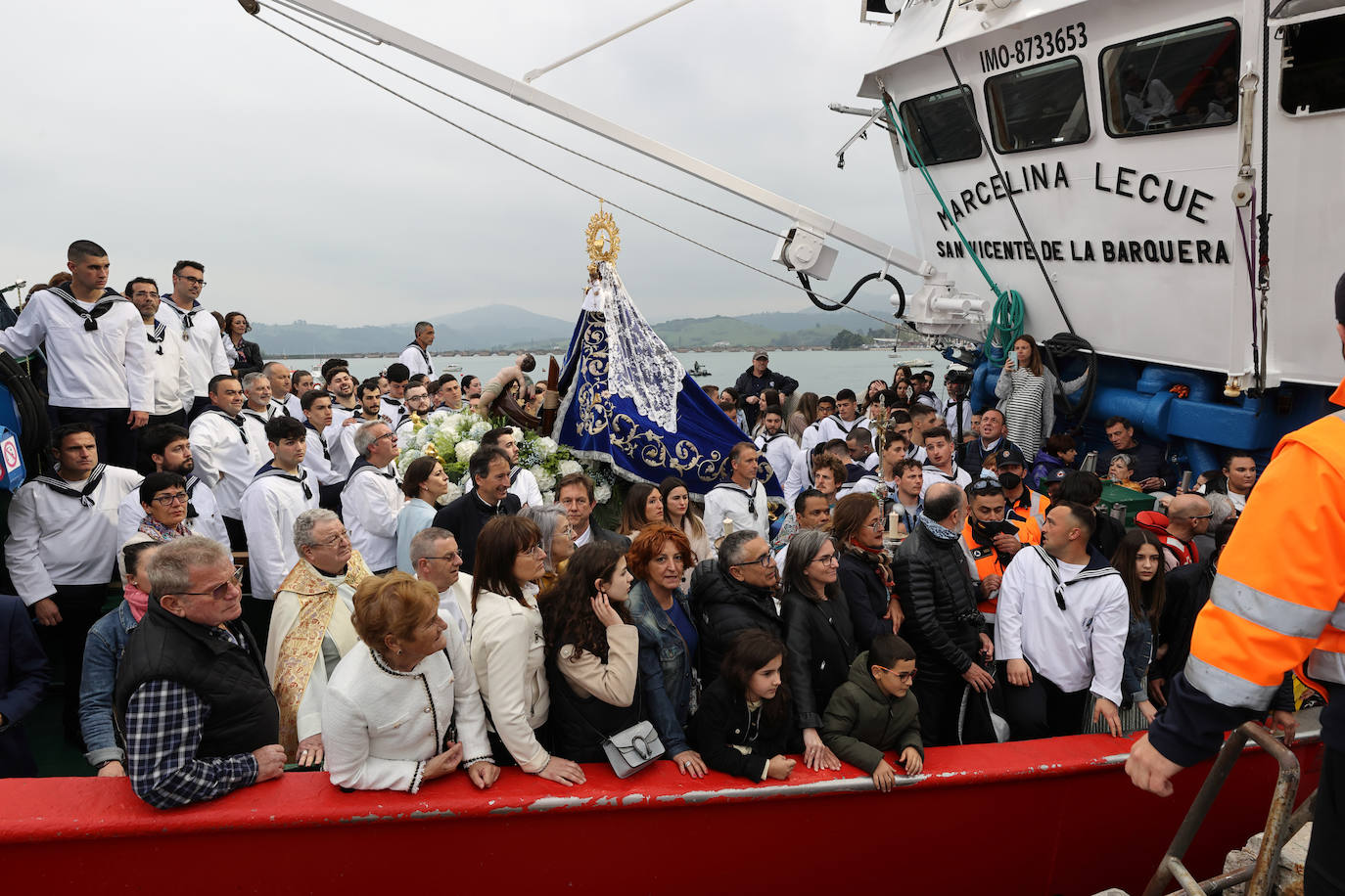 San Vicente de la Barquera recupera su procesión marítima tras dos años de paréntesis con una de sus ediciones más multitudinarias