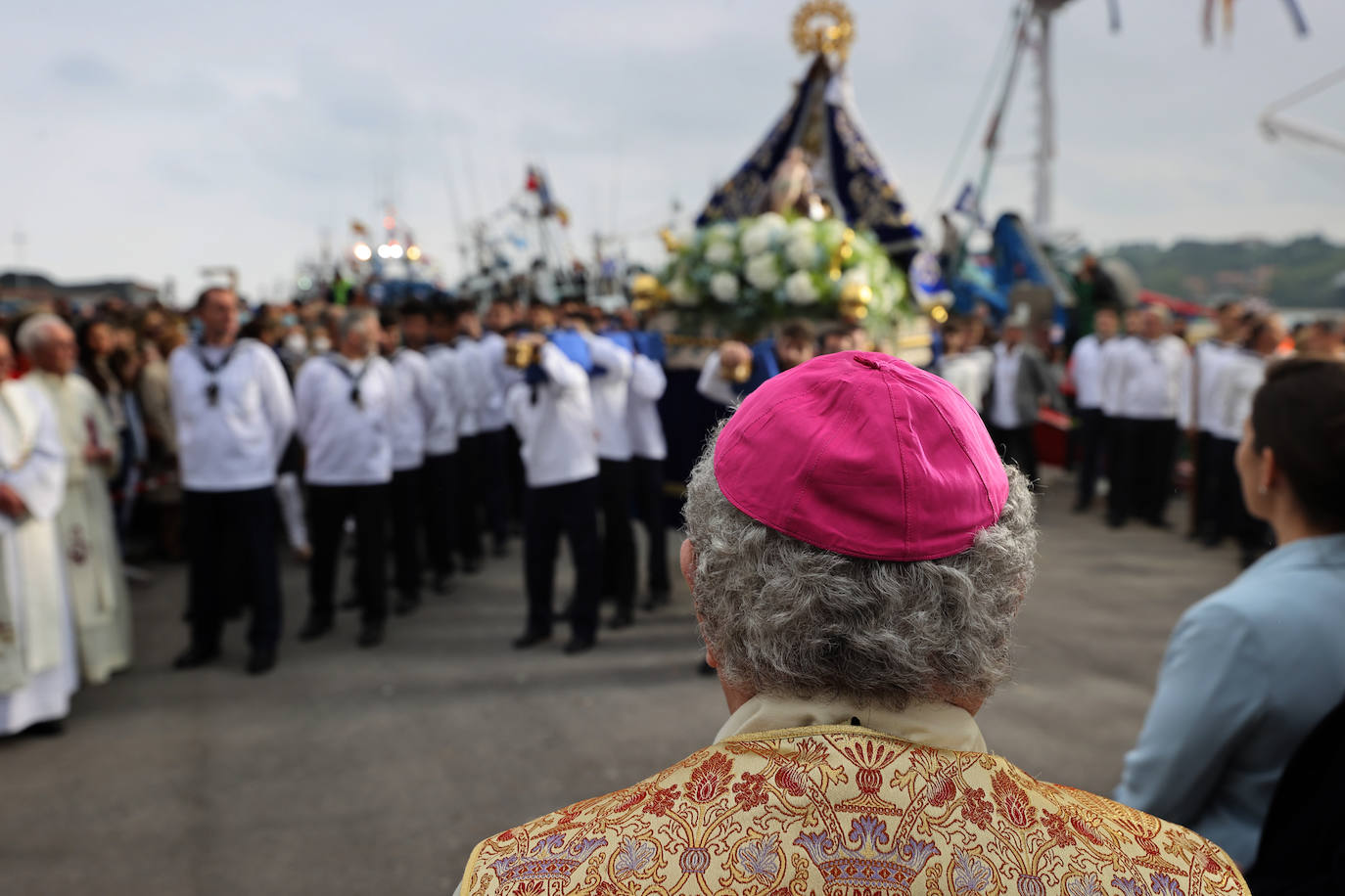 San Vicente de la Barquera recupera su procesión marítima tras dos años de paréntesis con una de sus ediciones más multitudinarias