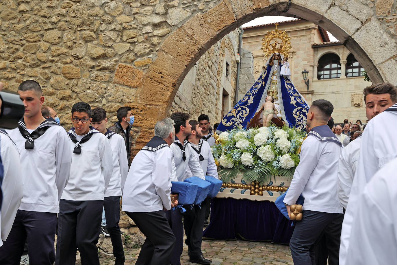 San Vicente de la Barquera recupera su procesión marítima tras dos años de paréntesis con una de sus ediciones más multitudinarias