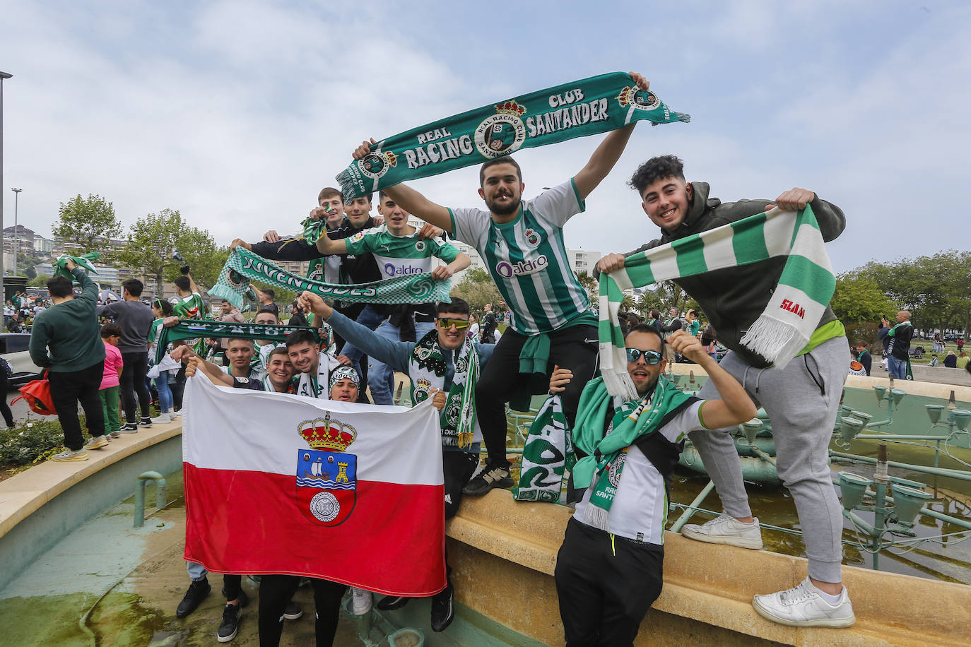 Los aficionados del Racing celebran el ascenso del Racing. 