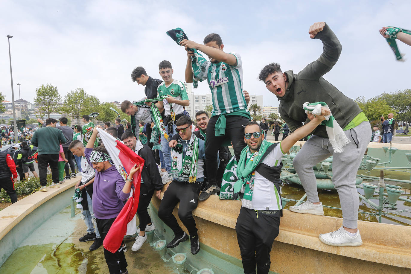 Los aficionados del Racing celebran el ascenso del Racing. 