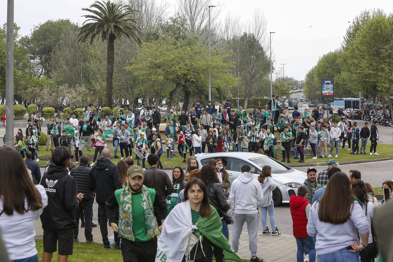 Los aficionados del Racing celebran el ascenso del Racing. 