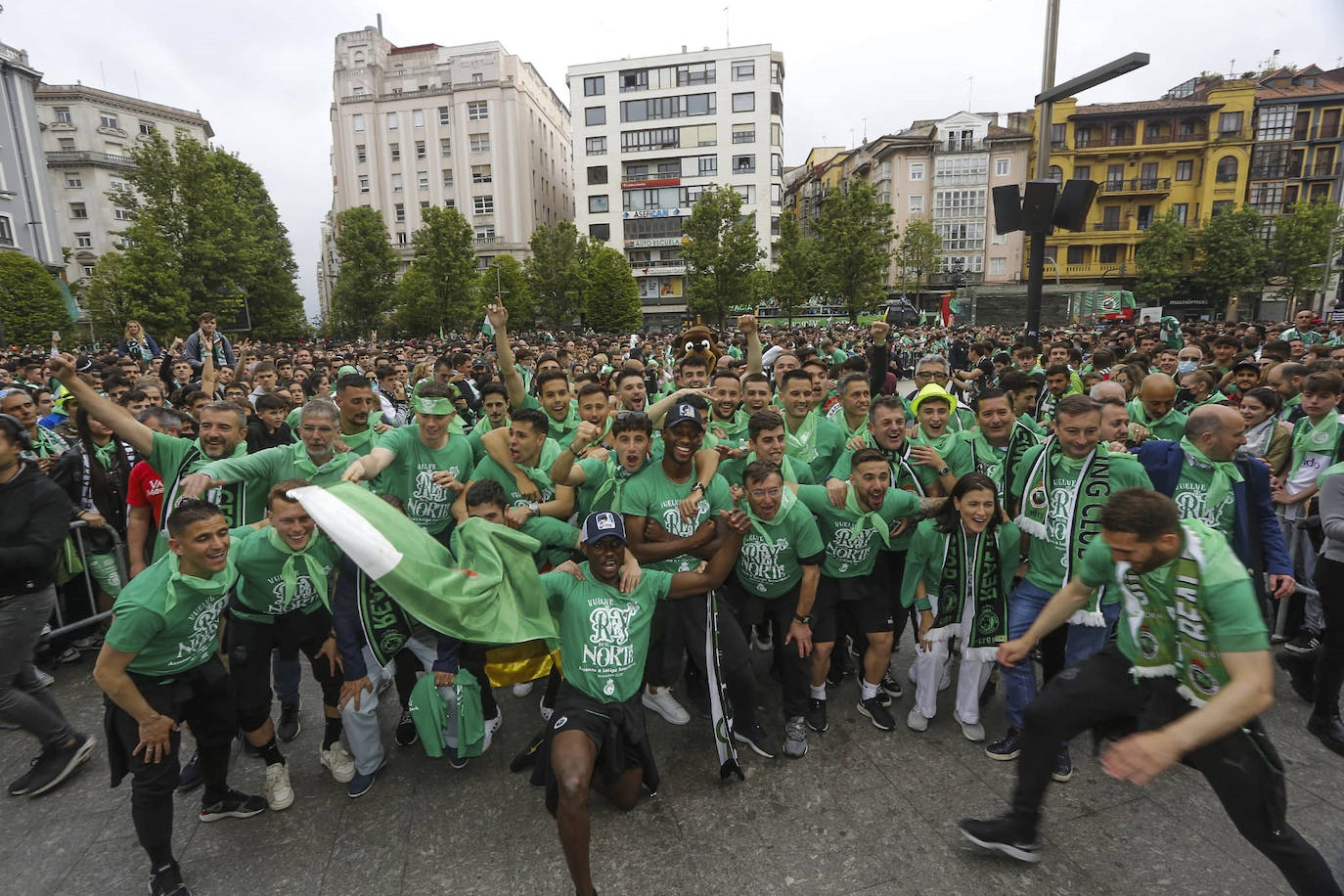 Una marea verdiblanca de aficionados recibe a los jugadores en el Ayuntamiento. 