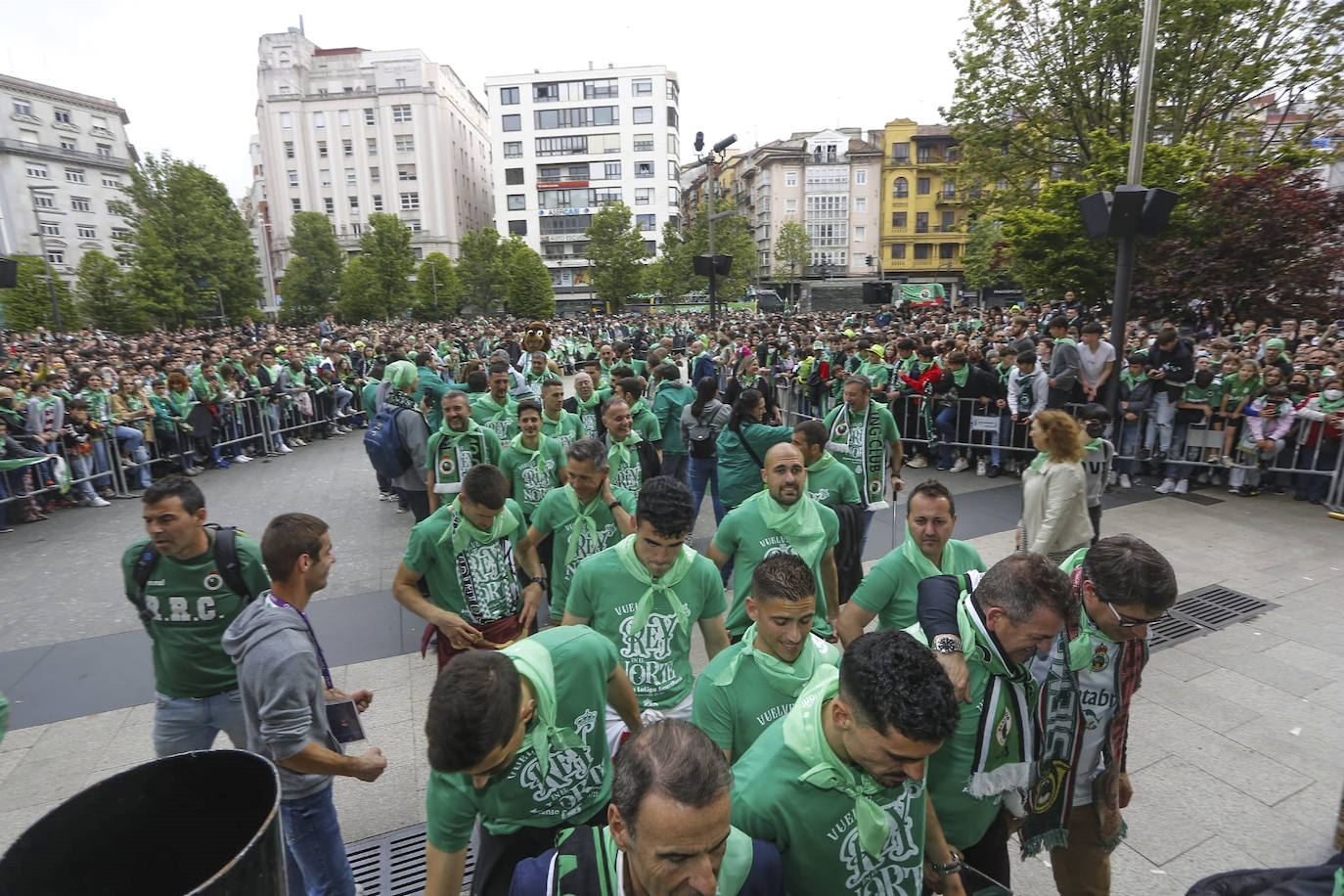 Una marea verdiblanca de aficionados recibe a los jugadores en el Ayuntamiento. 