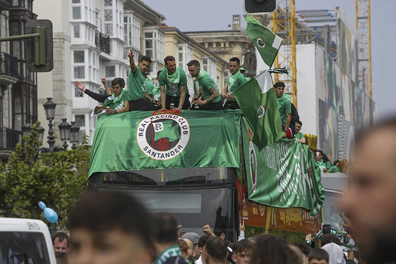 Una marea verdiblanca de aficionados recibe a los jugadores en el Ayuntamiento. 