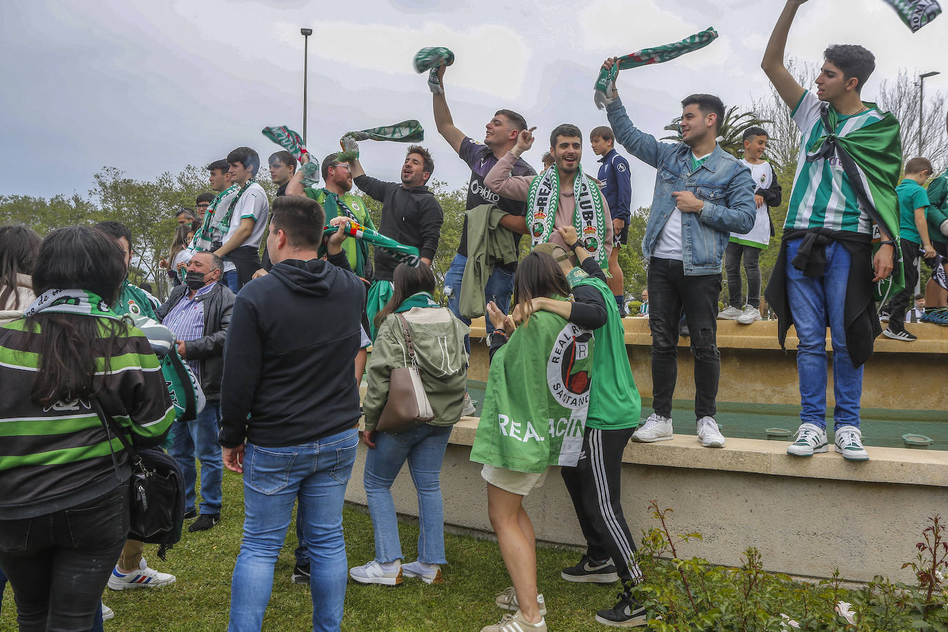 Los aficionados del Racing celebran el ascenso del Racing. 