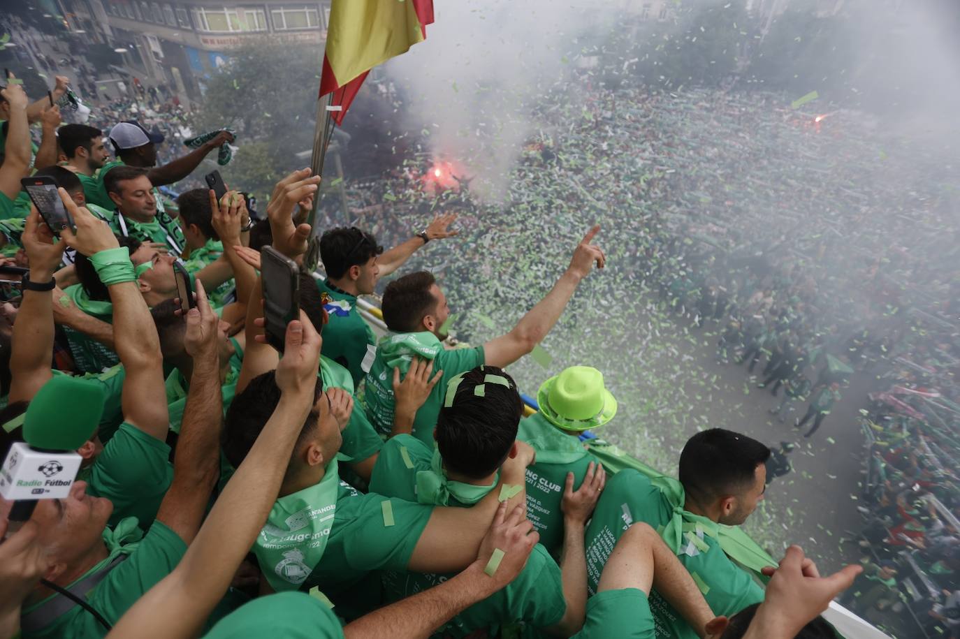 Los jugadores del Racing desde el balcón del Ayuntamiento de Santander mientras los aficionados les animan. 