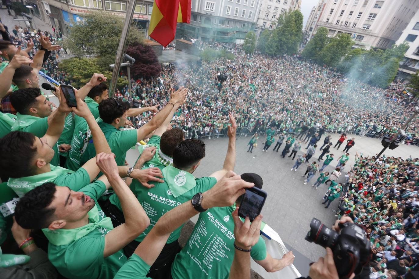 Los jugadores del Racing desde el balcón del Ayuntamiento de Santander mientras los aficionados les animan. 