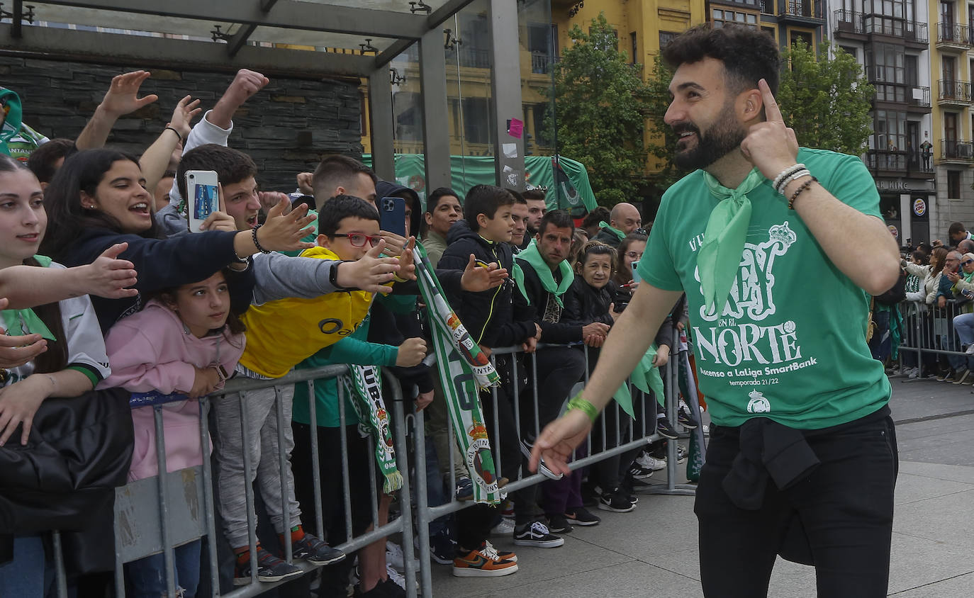 Guillermo Fernández Romo llega al Ayuntamiento y saluda a los aficionados. 