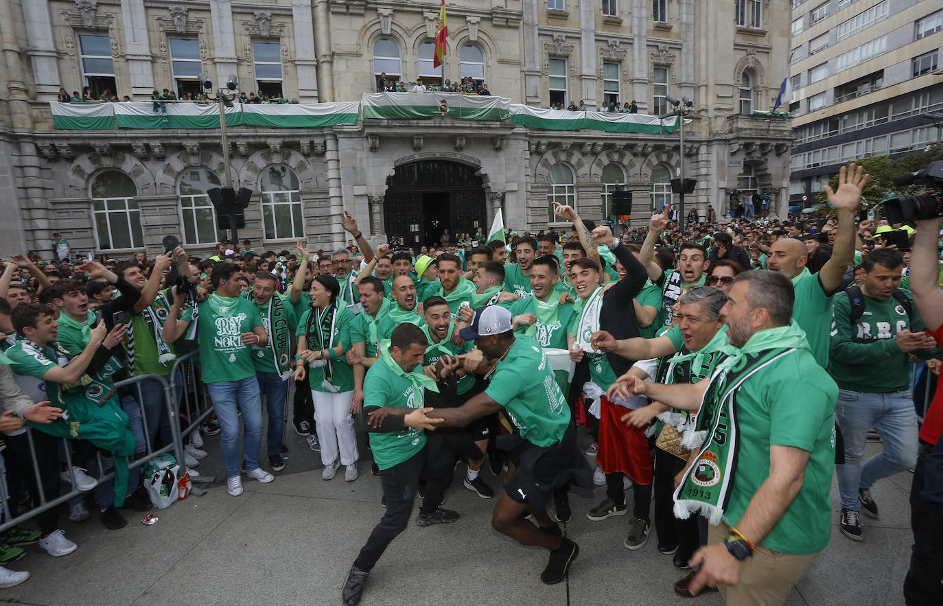 Los jugadores celebran el ascenso en la plaza del Ayuntamiento. 