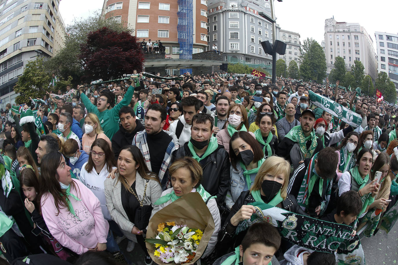 Los aficionados celebran el ascenso en la Plaza del Ayuntamiento. 