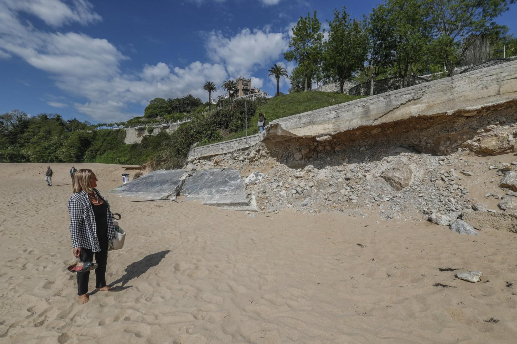 Acceso La borrasca con la que arrancó 2021 se llevó por delante la rampa de entrada a la playa de Los Peligros que baja desde Reina Victoria. La rampa sigue pendiente de reparación desde entonces. 