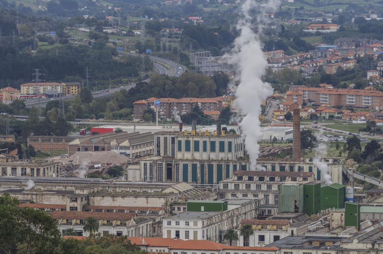 Complejo industrial de Sniace en Torrelavega, durante la etapa en que la factoría estaba activa.