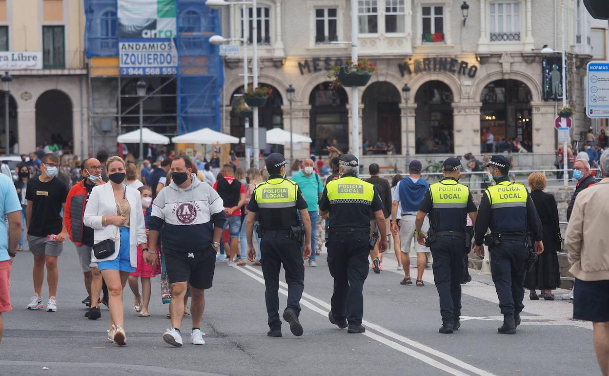 Cuatro policías locales de Castro Urdiales, patrullando por la zona marítima. 