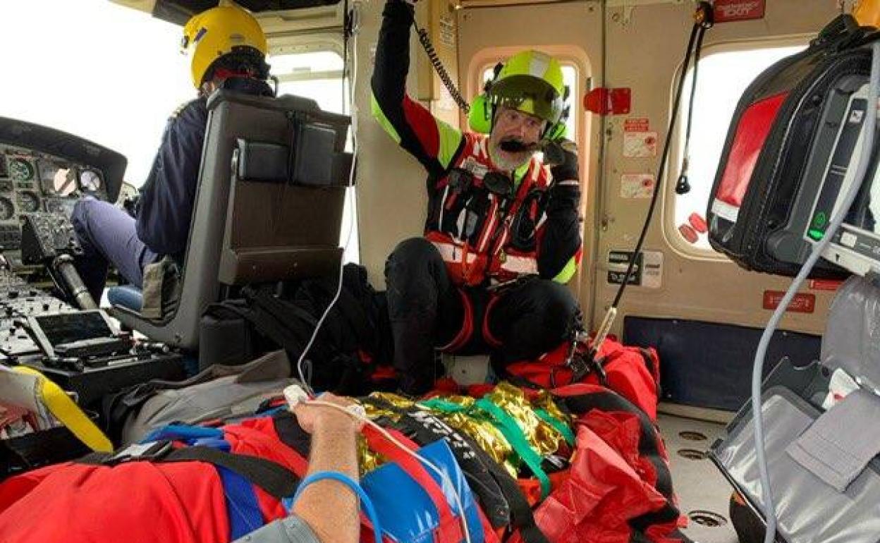 El momento en que los rescatadores trasladan al herido al Hospital Valdecilla. 