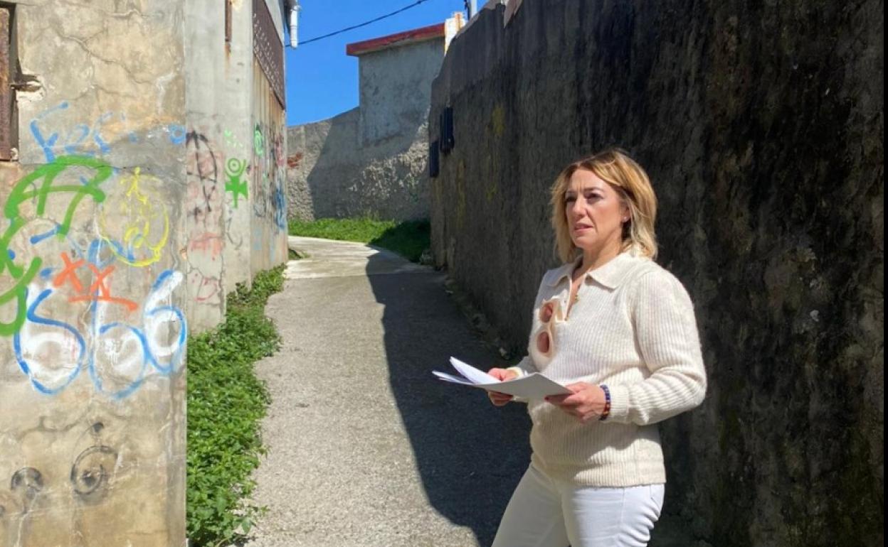 La portavoz del PP de Castro, Ana Urrestarazu, en una visita a la zona 