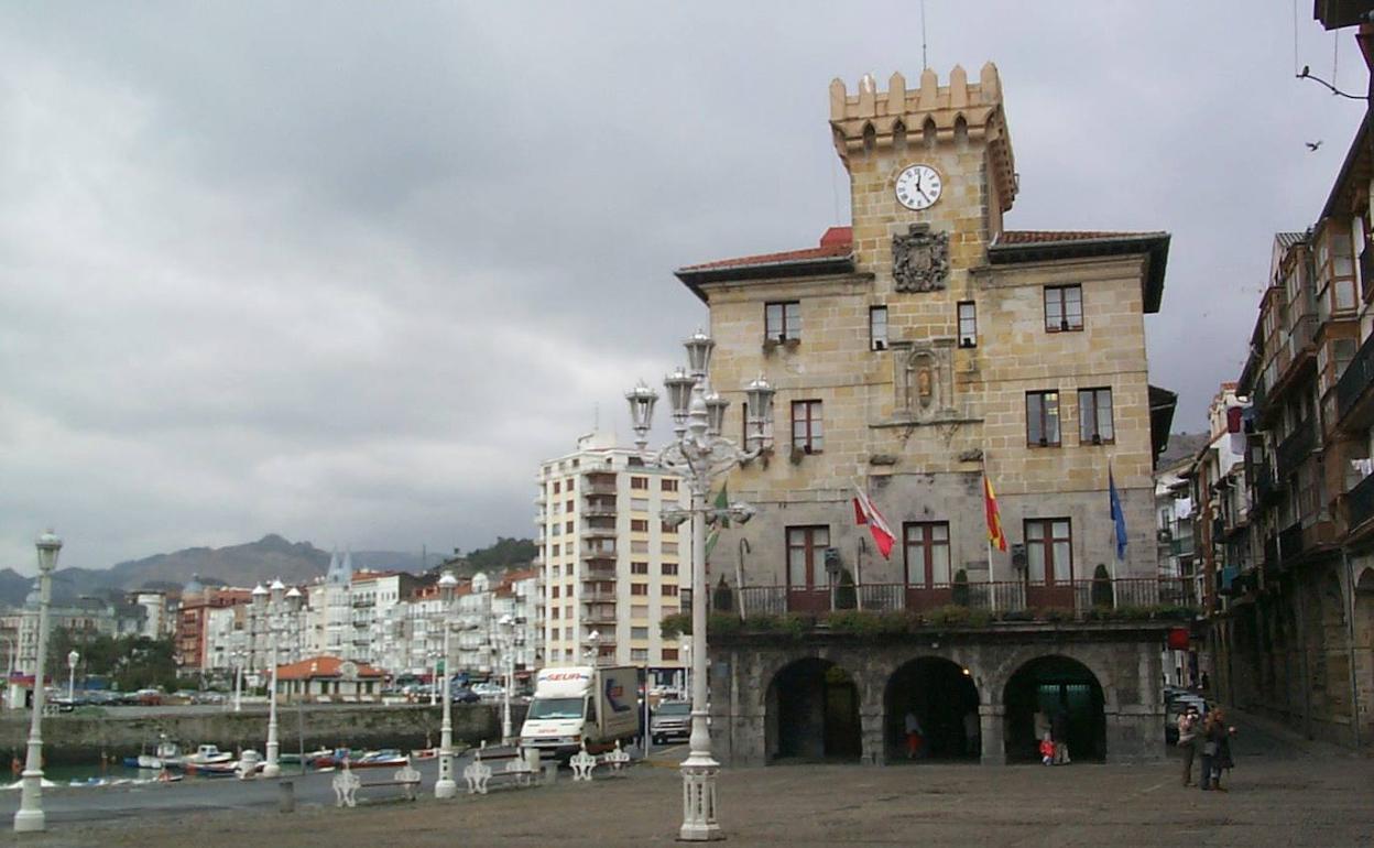 La fachada del Ayuntamiento se iluminará hoy en color azul contra el acoso escolar 