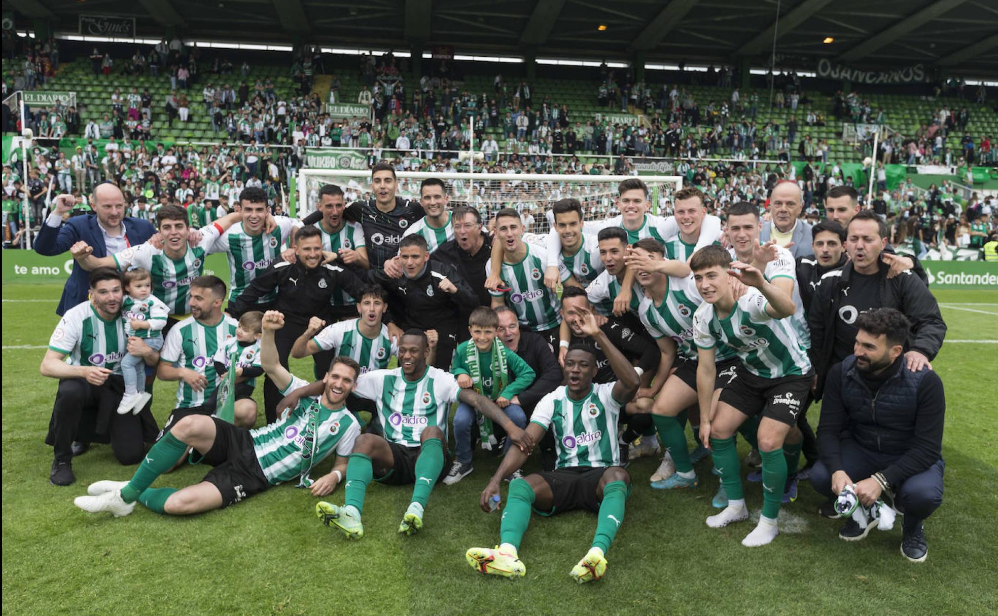 La plantilla y el cuerpo técnico, tras el ascenso a Segunda ayer en los Campos de Sport de El Sardinero. 