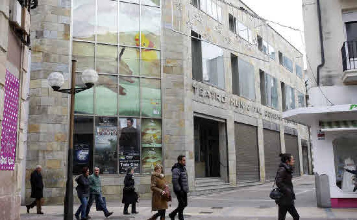 Imagen de archivo del exterior del Teatro Municipal Concha Espina