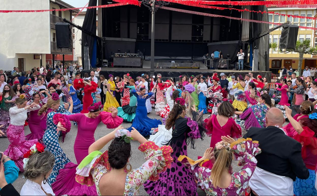 El buen ambiente y el colorido se contagiaron por todas las calles, como en este baile de 'Sobrepuntas' 