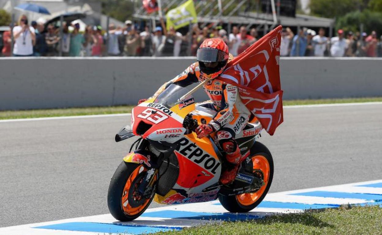 Marc Márquez, con su bandera tras la carrera en Jerez.