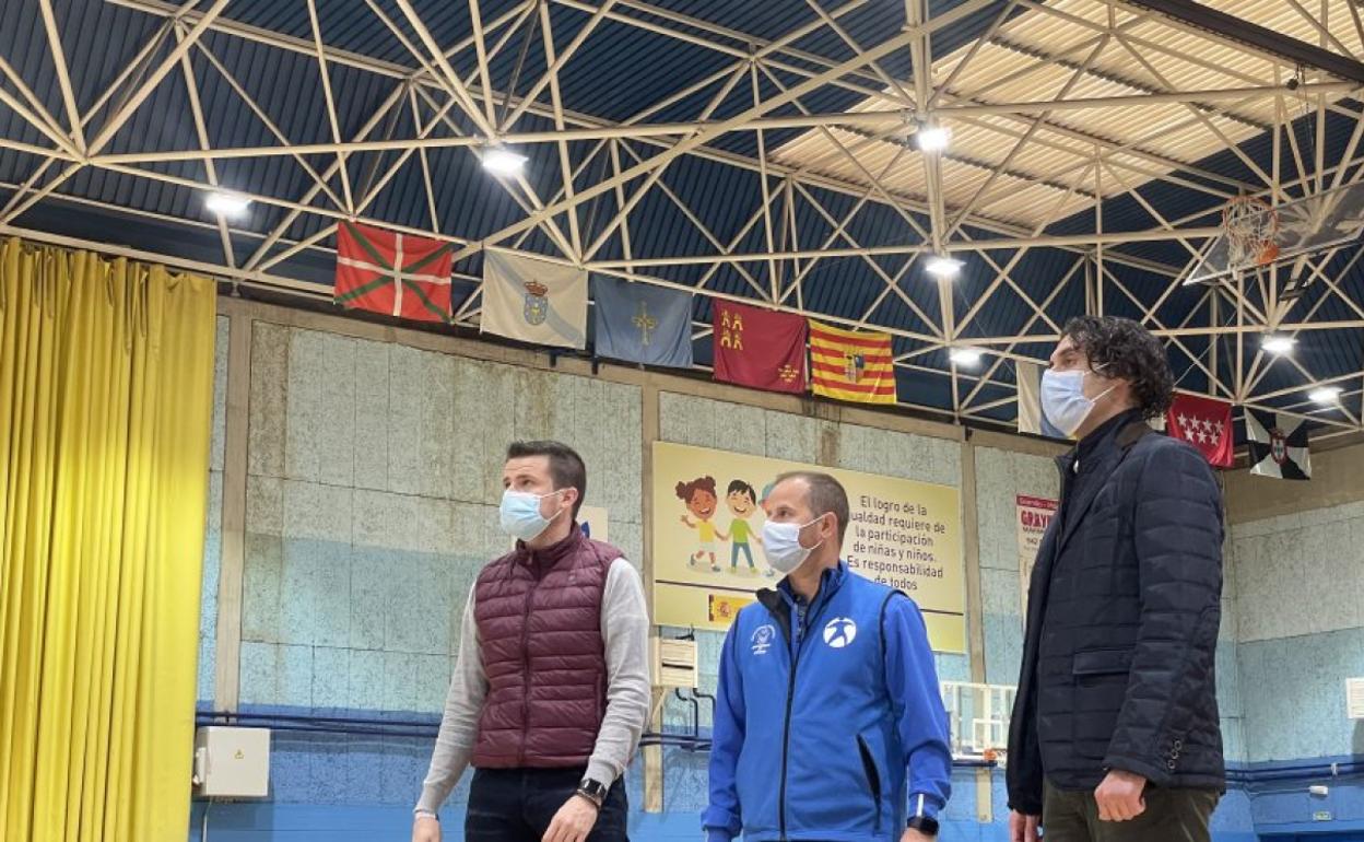 El alcalde, Javier Fernández Soberón, junto al concejal de Deportes, Alejandro Hoz, visitaron las instalaciones donde se ha sustituido la iluminación. 