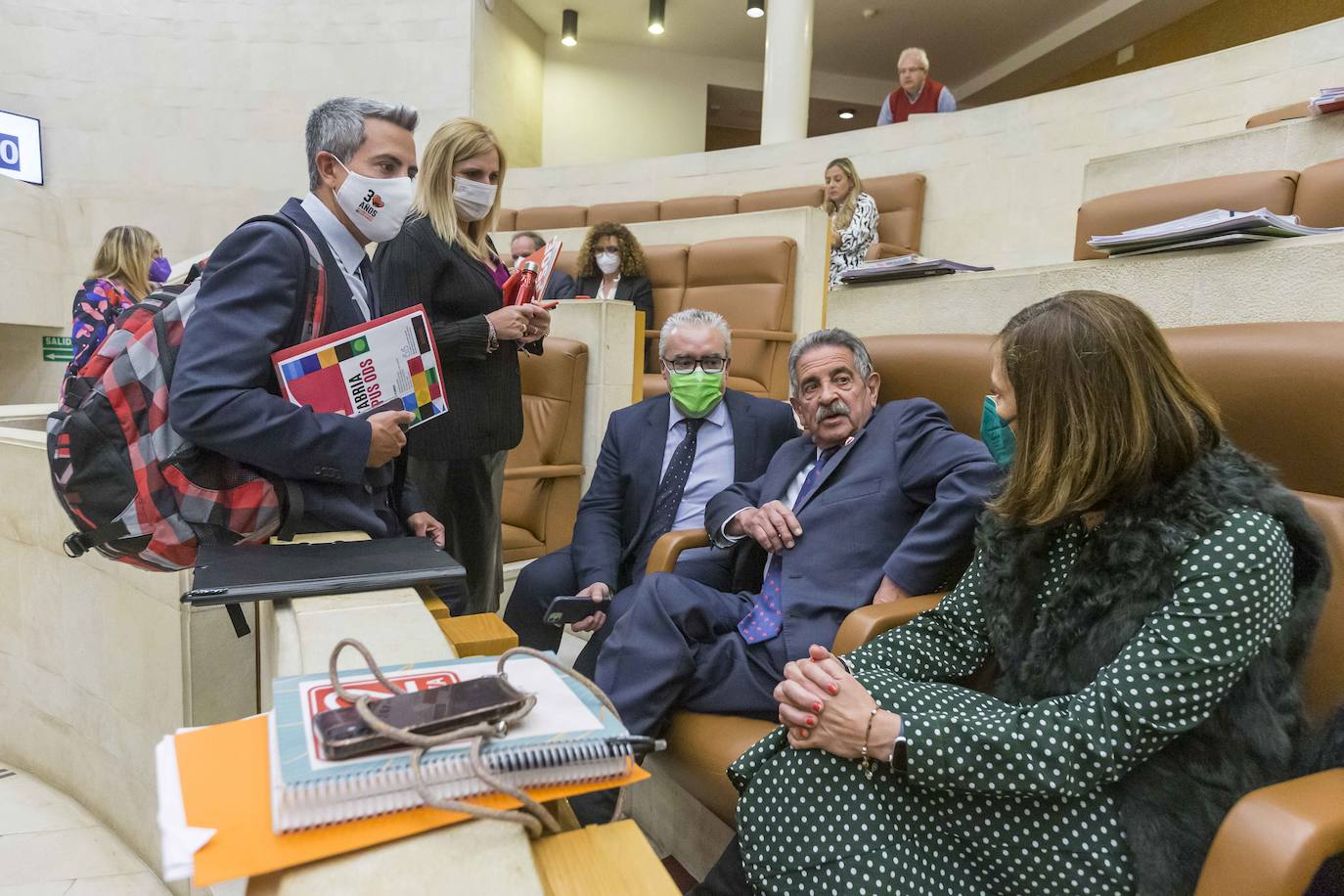 Los socialistas Pablo Zuloaga y Noelia Cobo, de pie, conversan con los regionalistas Pedro Hernando, Miguel Ángel Revilla y Paula Fernández. 