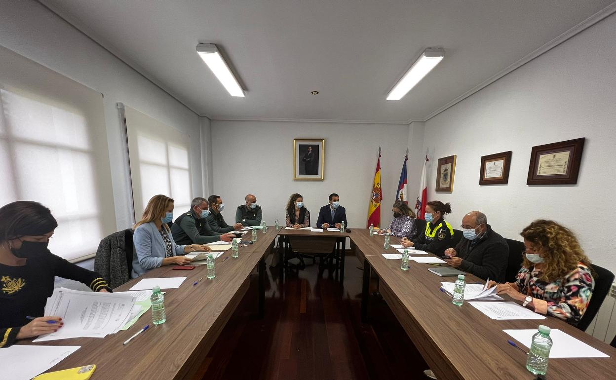 Junta de Seguridad celebrada esta mañana en el Ayuntamiento de Val de San Vicente, en Pesués. 