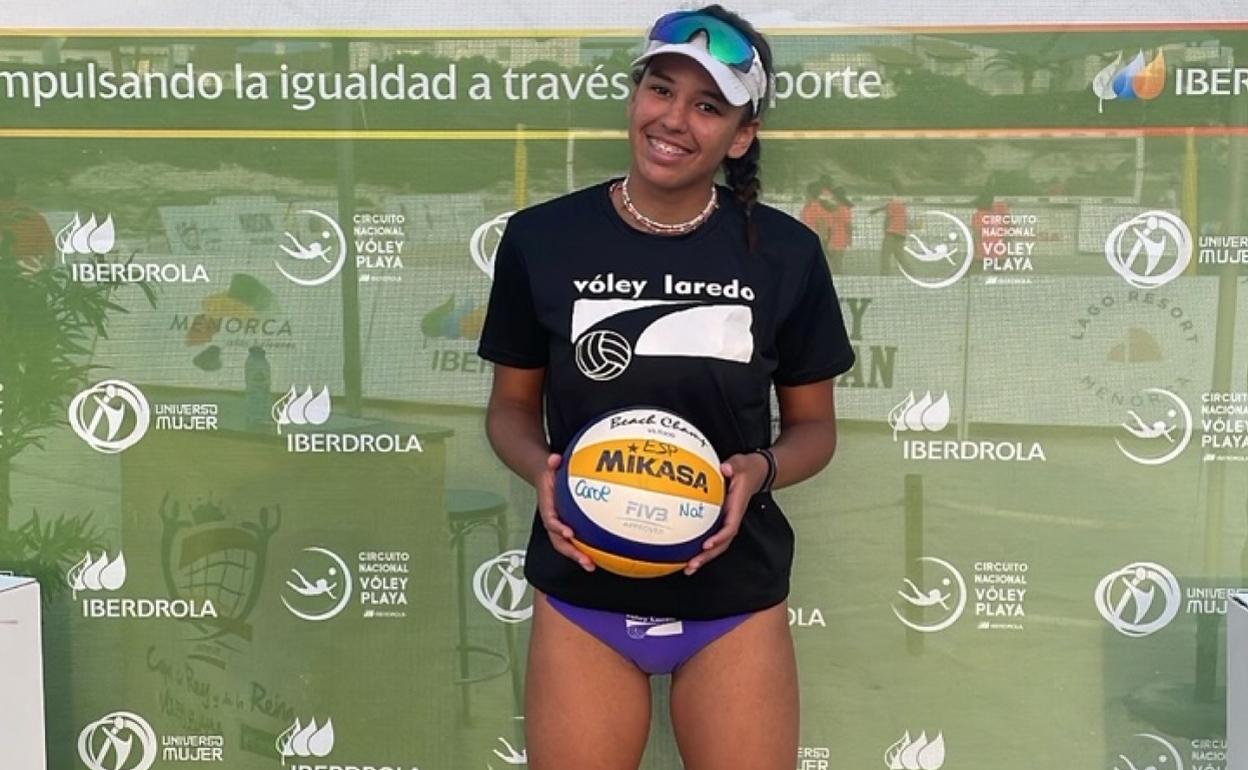 La jugadora del Vóley Laredo quedó fuera de las medallas tras una disputadísima final de consolación 