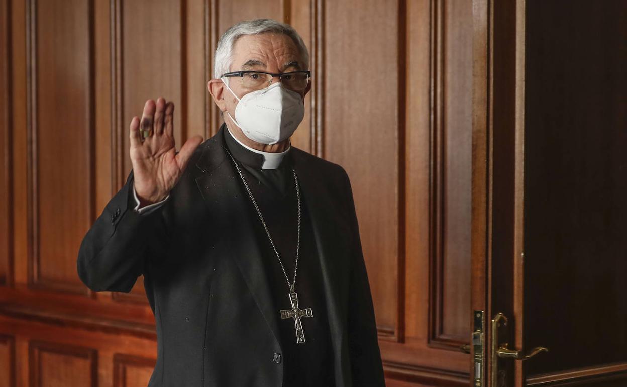 El obispo Manuel Sánchez Monge en una imagen de archivo en las estancias de la catedral