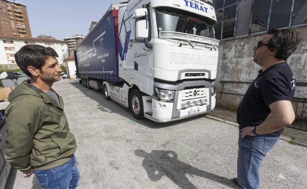 Imagen. El periodista Álvaro G. Polavieja charla con el conductor del convoy.