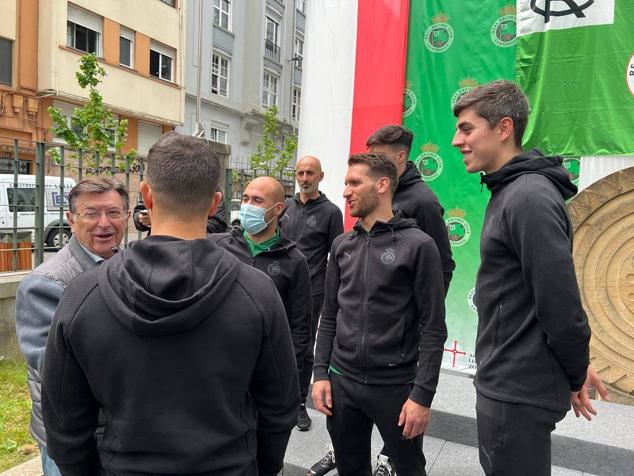 Los futbolistas del Racing, con el presidente y el vicepresidente en la sede del Gobierno