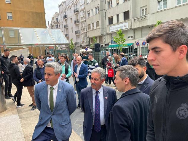 Los futbolistas del Racing, con el presidente y el vicepresidente en la sede del Gobierno